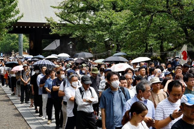 일본 시민들이 15일 수도 도쿄 야스쿠니신사에서 제2차 세계대전 전쟁범죄자들에게 참배하기 위해 이동하고 있다. 로이터연합뉴스