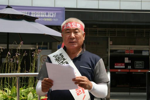 김덕수 전 양평군의원이 서울 민주당사 앞에서 “지역 정치권이 서울~양평 고속도로사업을 정치적 도구로 정쟁화해 양평 군민을 분열의 구렁텅이로 내몰고 있는데도 방관하고 있다”고 비판하는 성명서를 발표하고 있다. 김덕수 전 군의원 제공