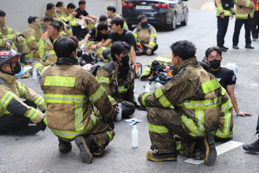 15일 오전 4시 29분께 인천 서구 석남동에 있는 한 물류센터 신축공사 화재 현장에서 소방대원들이 휴식을 취하고 있다. 인천소방본부 제공