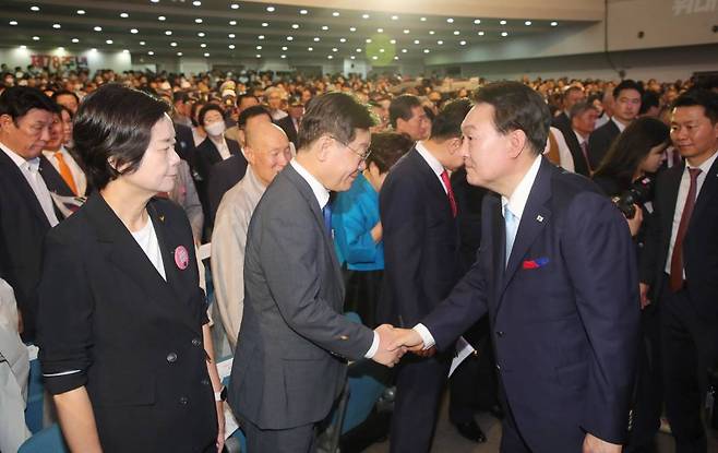 [서울=뉴시스] 홍효식 기자 = 윤석열 대통령이 15일 오전 서울 서대문구 이화여대 대강당에서 열린 제78주년 광복절 경축식을 마친 뒤 이재명 더불어민주당 대표와 악수하고 있다. 2023.08.15.