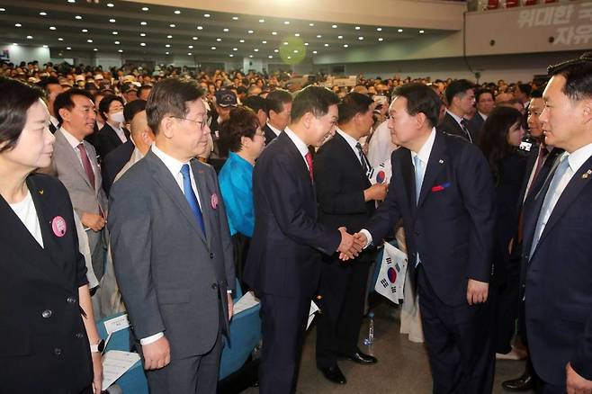 [서울=뉴시스] 홍효식 기자 = 윤석열 대통령이 15일 오전 서울 서대문구 이화여대 대강당에서 열린 제78주년 광복절 경축식을 마친 뒤 김기현 국민의힘 대표와 악수하고 있다. 2023.08.15.