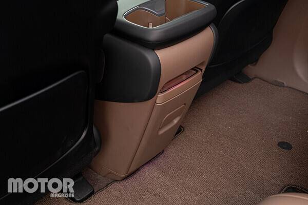 2열에서도 사용할 수 있는 센터콘솔 수납공간 사진 모터매거진 최재혁 기자​​