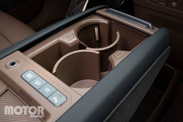 변속기가 사라진 자리를 대신하는 큼지막한 크기의 컵홀더&nbsp; 사진 모터매거진 최재혁 기자​​​