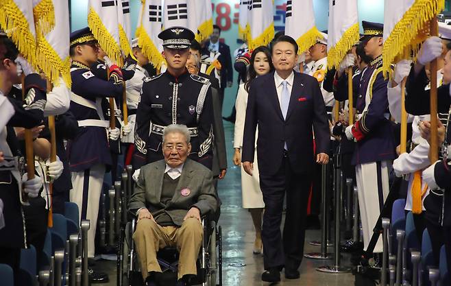 윤석열 대통령과 김건희 여사가 15일 서울 서대문구 이화여대 대강당에서 열린 제78주년 광복절 경축식에 오성규, 김영관 애국지사와 함께 입장하고 있다. [연합]