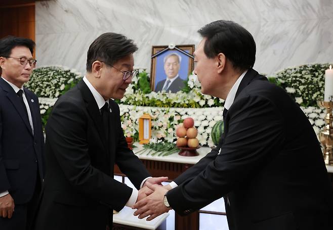 윤석열 대통령이 15일 오후 서울 서대문구 신촌세브란스병원 장례식장에 마련된 부친 윤기중 연세대 명예교수의 빈소에서 더불어민주당 이재명 대표의 조문을 받고 있다. [연합]