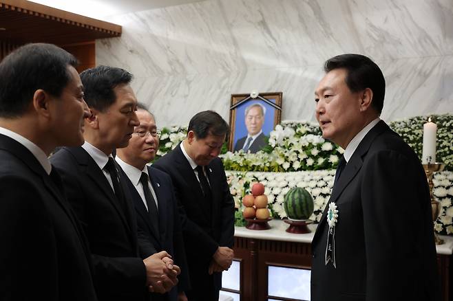 윤석열 대통령이 15일 오후 서울 서대문구 신촌세브란스병원 장례식장에 마련된 부친 윤기중 연세대 명예교수의 빈소에서 국민의힘 김기현 대표(왼쪽 두번째) 등 지도부의 조문을 받고 있다. 왼쪽부터 박대출 국민의힘 정책위의장, 김 대표, 윤재옥 원내대표, 이철규 사무총장. [연합]