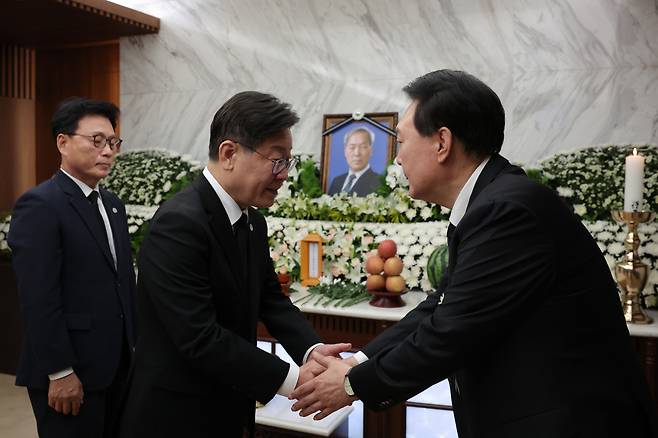 윤석열 대통령이 15일 오후 서울 서대문구 신촌세브란스병원 장례식장에 마련된 부친 윤기중 연세대 명예교수의 빈소에서 더불어민주당 이재명 대표의 조문을 받고 있다. [연합]