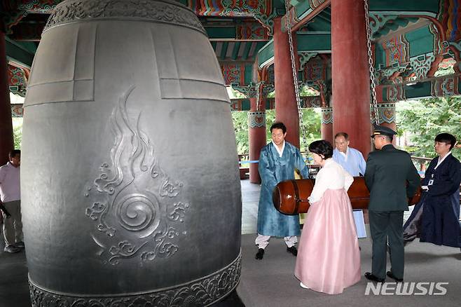 [서울=뉴시스] 김명년 기자 = 제78주년 광북절인 15일 서울 종로구 보신각에서 열린 타종 행사에서 오세훈 서울시장과 독립유공자 후손 등 참석자들이 타종을 하고 있다. 2023.08.15. kmn@newsis.com