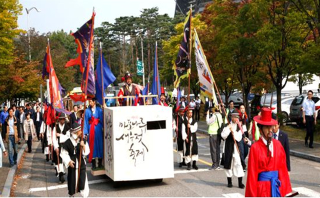 ▲마포나루 새우젓축제는 옛날 마포나루의 번영된 모습을 체험하고 강경, 광천, 신안, 소래, 강화 등 전국 유명 산지에서 가져온 품질 좋은 새우젓을 염가에 살 수 있는 축제 한마당이다.Ⓒ서울마포구