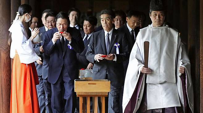 야스쿠니 신사 집단 참배한 일본 국회의원 (사진=AP, 연합뉴스)