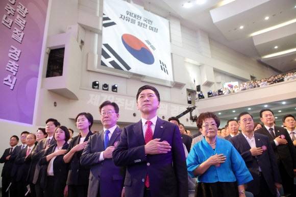 국민의힘 김기현 대표(가운데 부터 왼쪽으로), 더불어민주당 이재명 대표, 정의당 이정미 대표 등이 15일 서울 서대문구 이화여대 대강당에서 열린 제78주년 광복절 경축식에서 국기에 대한 경례를 하고 있다. 2023.8.15 대통령실통신사진기자단