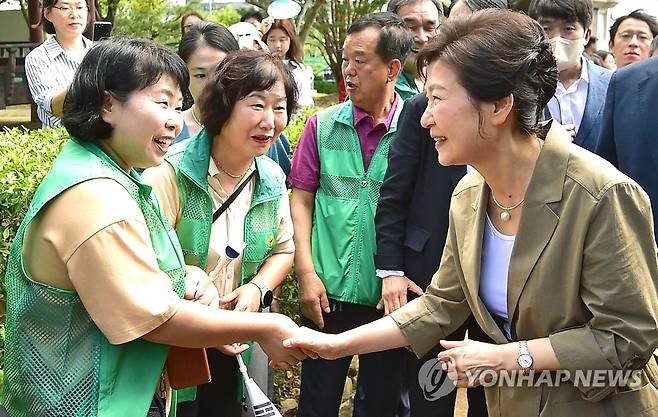 시민들과 인사하는 박근혜 (구미=연합뉴스) 윤관식 기자 = 박근혜 전 대통령이 15일 오전 경북 구미시 상모동 박정희 전 대통령 생가를 찾아 시민들과 인사하고 있다. 2023.8.15 psik@yna.co.kr