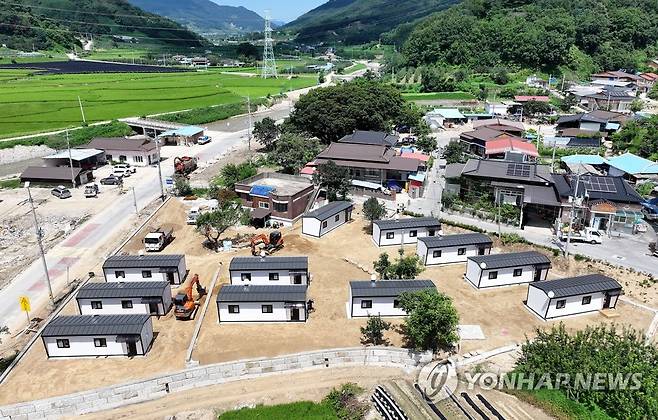 예천 산사태 발생 마을에 설치된 임시주거용 주택 (예천=연합뉴스) 윤관식 기자 = 15일 경북 예천군 감천면 벌방리에서 산사태가 발생한 지 한 달째에 접어든 가운데 수해 피해 임시주거용 주택이 설치되고 있다. 2023.8.15 psik@yna.co.kr