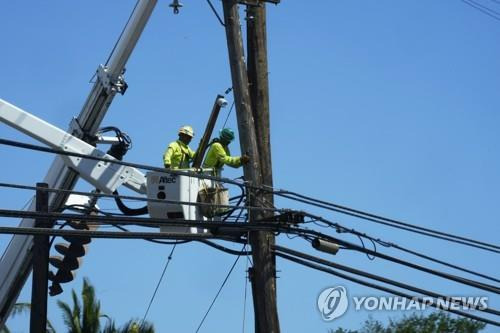 하와이 산불로 파손된 전신주 수리 [AP=연합뉴스 자료사진. 재판매 및 DB 금지]