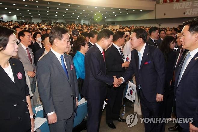 윤석열 대통령, 국민의힘 김기현 대표와 악수 (서울=연합뉴스) 진성철 기자 = 윤석열 대통령이 15일 서울 서대문구 이화여대 대강당에서 열린 제78주년 광복절 경축식에서 퇴장하며 국민의힘 김기현 대표와 악수하고 있다. 2023.8.15  [대통령실통신사진기자단] zjin@yna.co.kr