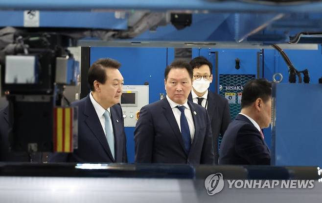 실리콘 웨이퍼 라인 시찰하는 윤석열 대통령과 최태원 회장 [연합뉴스 자료사진]