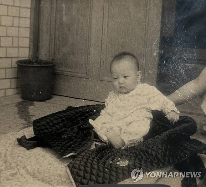 부친 윤기중 교수가 직접 찍은 윤석열 대통령 유아 시절 (서울=연합뉴스) 진성철 기자 = 윤석열 대통령의 부친 윤기중 연세대 명예교수가 15일 별세했다. 향년 92세.
    대통령실에서 15일 공개한 이 사진은 윤 교수가 한양대 교수 시절 구매한 카메라로 직접 찍은 윤석열 대통령의 유아 시절.   2023.8.15 [대통령실 제공. 재판매 및 DB금지] zjin@yna.co.kr