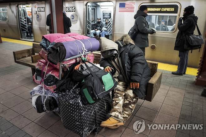 미국 뉴욕 지하철역의 노숙자 [AP 연합뉴스 자료사진]