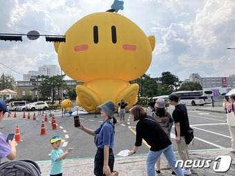 옛 충남도청 앞에 설치된 대형 꿈돌이.(대전시 제공)/뉴스1