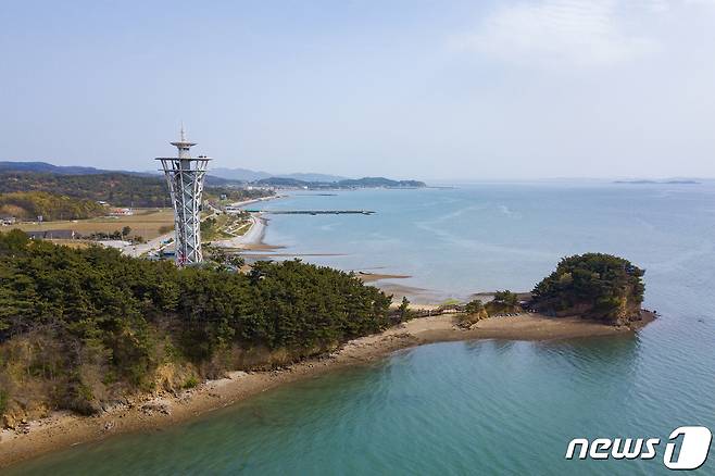 홍성 남당항 일대 홍성스카이타워(왼쪽)와 속동 모섬. (홍성군 제공)/뉴스1