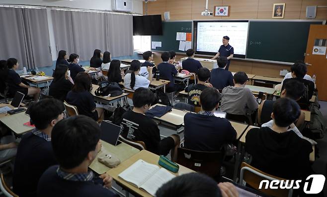 2024학년도 대학수학능력시험이 100일 앞으로 다가온 지난 8일 광주 광산구 소촌동 정광고등학교 3학년 1반 교실에서 학생들이 수업을 듣고 있다. /뉴스1 ⓒ News1 이수민 기자