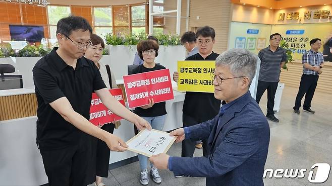 광주 37개 시민단체가 16일 광주시교육청에서 인사비리 의혹 관련 항의 서한문을 장우삼 부교육감에 전달하고 있다.2023.8.16./뉴스1 ⓒ News1 서충섭 기자