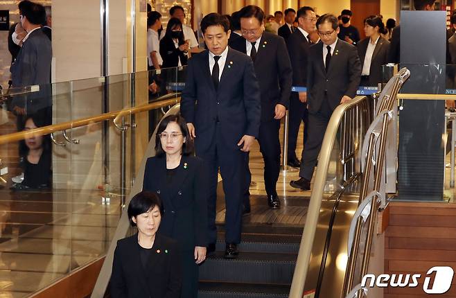 한화진 환경부 장관(앞에서부터), 김현숙 여성가족부 장관, 김주현 금융위원장, 조규홍 보건복지부 장관, 한기정 공정거래위원장 등 국무위원이 16일 윤석열 대통령 부친 윤기중 연세대 명예교수의 빈소가 마련된 서울 서대문구 세브란스병원 장례식장을 찾아 조문하기 위해 이동하고 있다. 2023.8.16/뉴스1 ⓒ News1 사진공동취재단