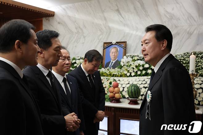 윤석열 대통령이 15일 오후 서울 서대문구 신촌세브란스병원 장례식장에 마련된 부친 고 윤기중 연세대 명예교수의 빈소에서 김기현 국민의힘 대표를 비롯한 당 지도부의 조문을 받고 있다. (대통령실 제공). 2023.8.15/뉴스1 ⓒ News1 오대일 기자