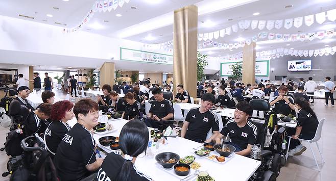 ‘일일 보배반점’ 행사에서 입촌한 국가대표 선수들이 식사를 하고 있다.