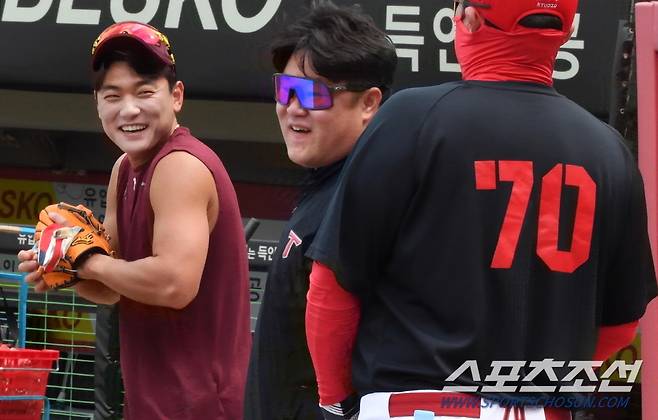 떠나는 순간까지 싱글벙글 웃는 김태진 '코치님 다음에 또 봬요'