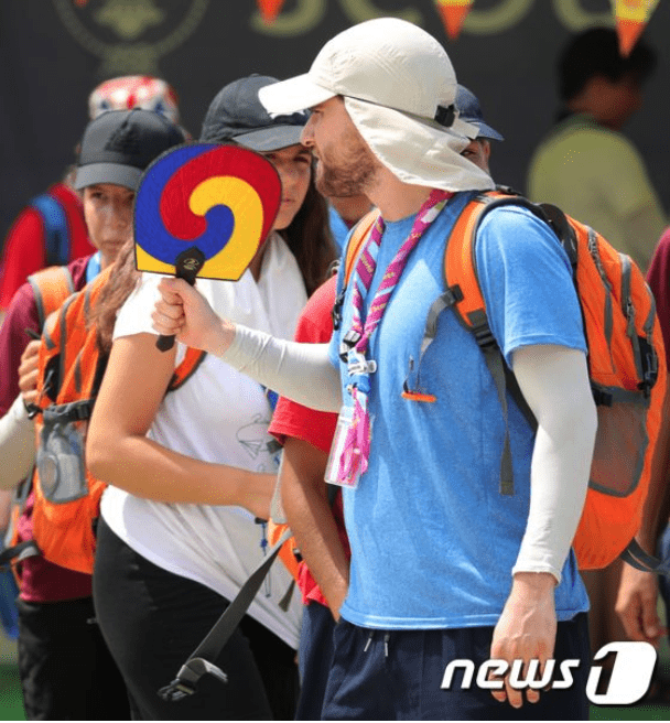 4일 전북 부안군 세계스카우트잼버리 텔타구역에서 한 스카우트 대원이 태극부채로 더위를 식히고 있다. 한편 잼버리 조직위원회는 새만금 세계스카우트 잼버리 야영장에서 온열질환자가 속출하자 폭염 대비 냉수 공급 확대와 쿨링버스 130대 배치 등 관련 대책을 내놨다.2023.8.4/뉴스1 © News1 유경석 기자