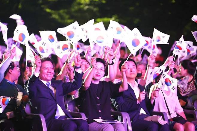 (왼쪽부터) 최대호 안양시장과 부인 단옥희 여사, 강득구 국회의원이 함께 공연을 관람하고 있다. ⓒ안양시 제