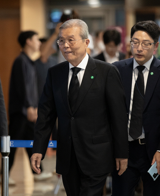 김종인 전 국민의힘 비상대책위원장이 16일 서울 서대문구 신촌세브란스병원 장례식장에 마련된 윤석열 대통령의 부친 윤기중 연세대 명예교수의 빈소로 향하고 있다. 사진공동취재단=연합뉴스