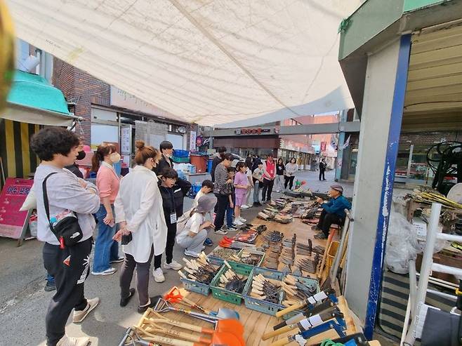 울주군 소상공인연합회는 소상공인의 삶을 통해 경제관념을 쉽게 이해하는 ‘소상공인과 함께 하는 경제와 역사’ 프로그램을 운영하고 있다. 울주군 제공