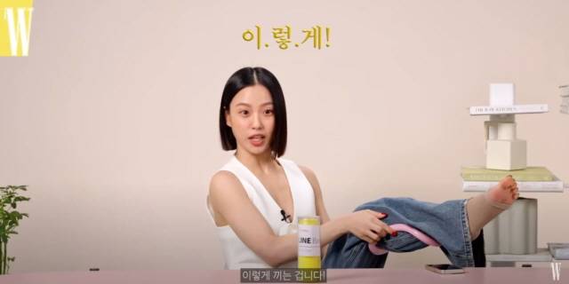 배우 고민시가 평소 요가링과 스트레칭 밴드를 사용한다고 밝혔다./사진=유튜브 채널 ‘W KOREA’ 캡처