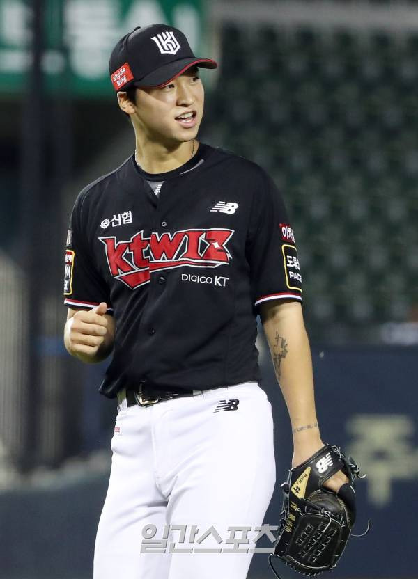 2023 KBO 프로야구 두산베어스와 kt위즈의 경기가 16일 오후 서울 잠실야구장에서 열렸다. 4회말 1사 1,3루 엄상백이 김인태의 타구가 1루 라인드라이브로 병살 처리되자 주먹을 불끈 쥐며 웃고 있다. 잠실=김민규 기자 mgkim1@edaily.co.kr 