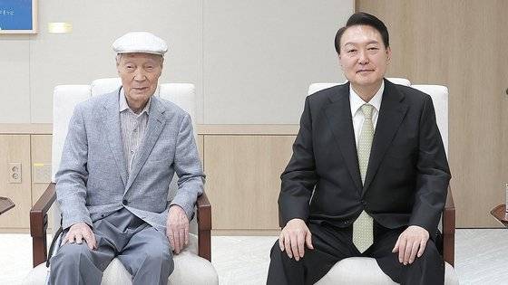 윤석열 대통령의 부친 윤기중 연세대 명예교수가 15일 별세했다. 사진은 윤석열 대통령이 지난 2022년 7월 12일 부친인 윤기중 명예교수의 생신 기념일에 용산 대통령실 집무실로 초청해 함께 기념촬영하는 모습. 사진 대통령실