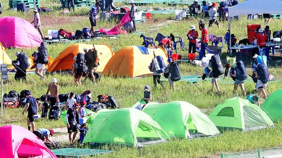 2023 새만금 세계스카우트 잼버리 대원들이 지난 8일 전북 부안군 잼버리 현장을 떠나기 위해 짐을 꾸리고 있다. 연합뉴스