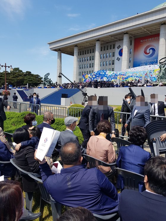 지난해 5월 10일 윤석열 대통령의 취임식 당시 일반석에 앉아있는 윤기중 연세대 명예교수(사진 가운데 회색정장)의 모습. 오른쪽 옆자리에 앉은 여성은 윤 대통령의 동생 신원씨. 사진 윤기중 교수 지인