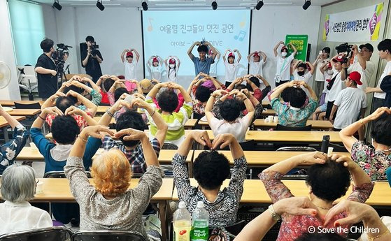 전주의 어울림지역아동센터 참여아동이 인근 복지관을 방문해 어르신들과 율동을 하며 놀이봉사를 하고 있다 ⓒ 세이브더칠드런