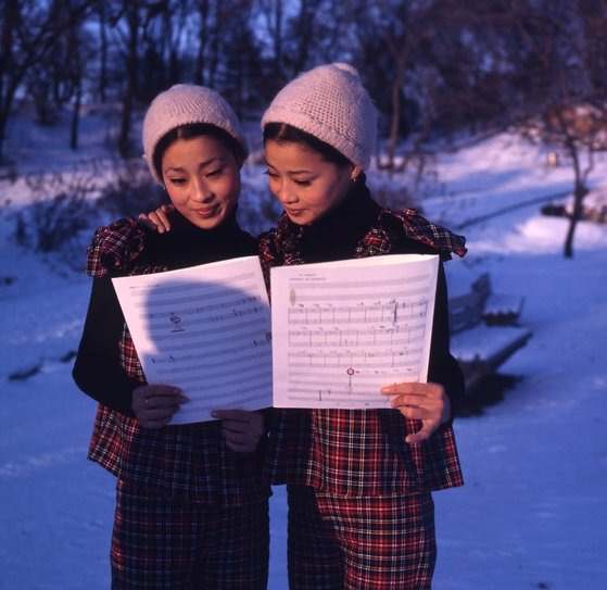 쌍둥이 자매 고재숙, 고정숙 2인조로 결성한 '바니걸스' 1970년대 활동 모습이다. [중앙포토]