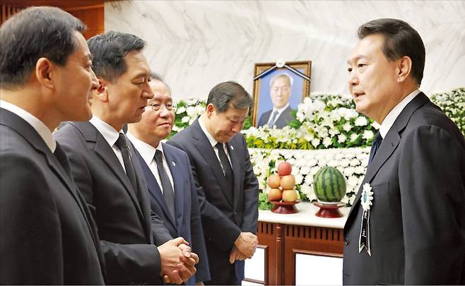 윤석열 대통령이 15일 부친 윤기중 연세대 명예교수의 빈소가 마련된 서울 신촌세브란스병원 장례식장에서 여당 지도부의 조문을 받고 있다. 왼쪽부터 국민의힘 박대출 정책위원회 의장, 김기현 대표, 윤재옥 원내대표, 이철규 사무총장, 윤 대통령.     대통령실 제공