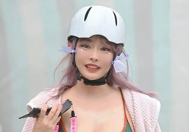 자신이 강남 일대에서 비키니를 입고 도로를 활보한 사람이라고 대중들에 공개한 하느르. /사진=인스타그램 캡처