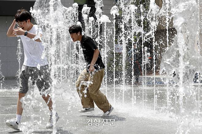 서울의 낮 기온이 27도로 무더운 날씨가 이어지고 있는 2일 서울 광화문광장에서 시민들이 분수대를 오가며 더위를 식히고 있다. 문재원 기자