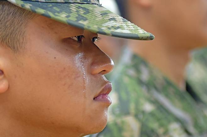 지난달 22일 경북 포항 해병대 1사단 체육관인 ‘김대식관’에서 열린 고 채수근 상병 영결식에서 해병대원이 눈물을 흘리고 있다. 연합뉴스