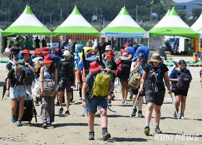 지난 8일 오전 전북 부안군 ‘2023 세계스카우트잼버리’ 대회장에서 청소년 스카우트 대원들이 조기 철수하고 있다.   사진=곽경근 대기자