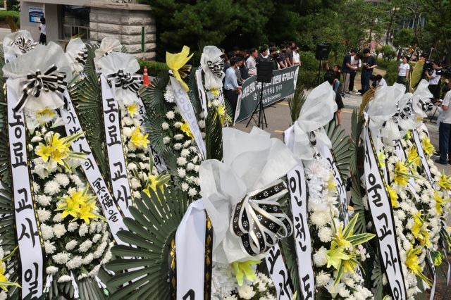 한국교총 회원들이 지난달 20일 오후 서울시교육청 앞에서 기자회견을 열고 서이초등학교에서 신규교사가 극단적 선택을 한 것과 관련해 조속한 진상규명과 교권이 존중되는 정당한 교육활동을 위한  법·제도 개선을 촉구하고 있다. 연합뉴스