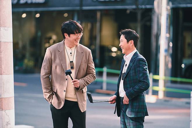 성시경(왼쪽)과 신동엽이 진행하는 '성+인물' 일본편의 한 장면. 사진제공=넷플릭스