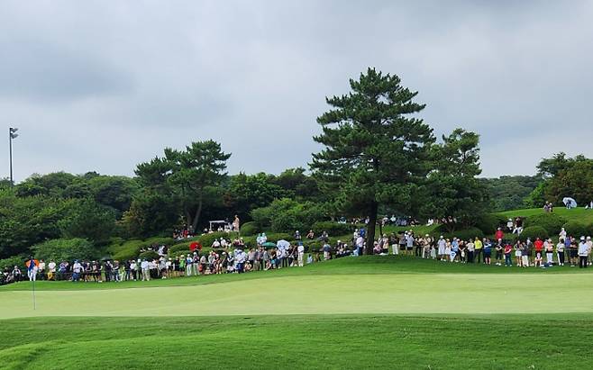 KLPGA 투어 두산건설 위브 챔피언십이 열리는 테디밸리 골프앤리조트를 찾은 갤러리들. /사진= 대회 조직위원회