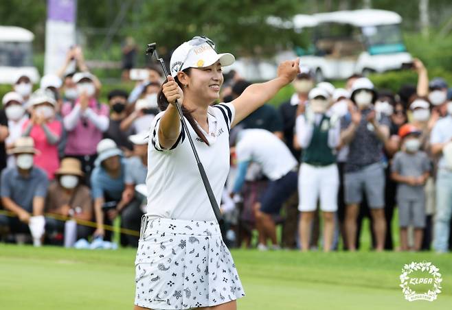 한진선이 지난해 하이원 리조트 여자오픈 우승 확정 후 기뻐하는 모습. /사진= KLPGA